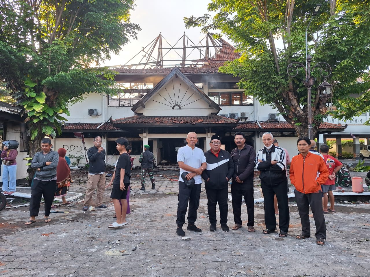 Anggota DPRD Kota Solo mengecek kondisi bangunan gedung DPRD yang terbakar, Jumat dini hari (30/8/2025)