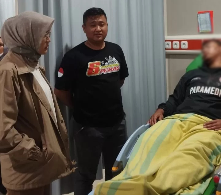 Wawali Astrid saat mengunjungi anggota Sambernyawa Rescue Team (SRT) yang menjadi korban kekerasan