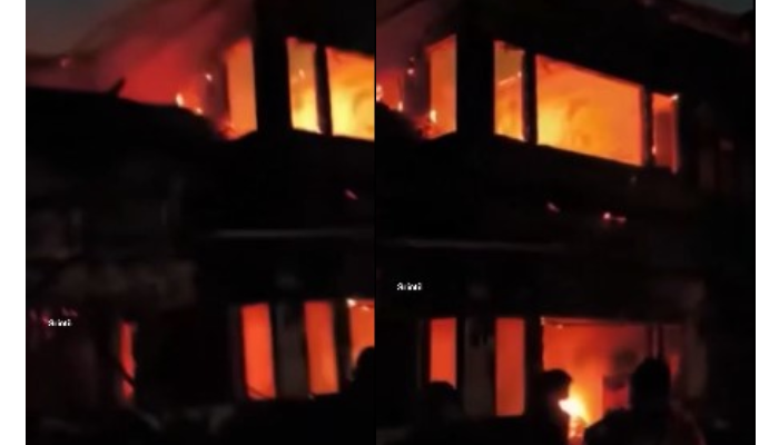 Tangkapan layar bangunan rumah di Bandung yang dibakar massa.