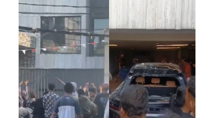 Massa yang menyerang rumah dan mobil milik Ahmad Sahroni.