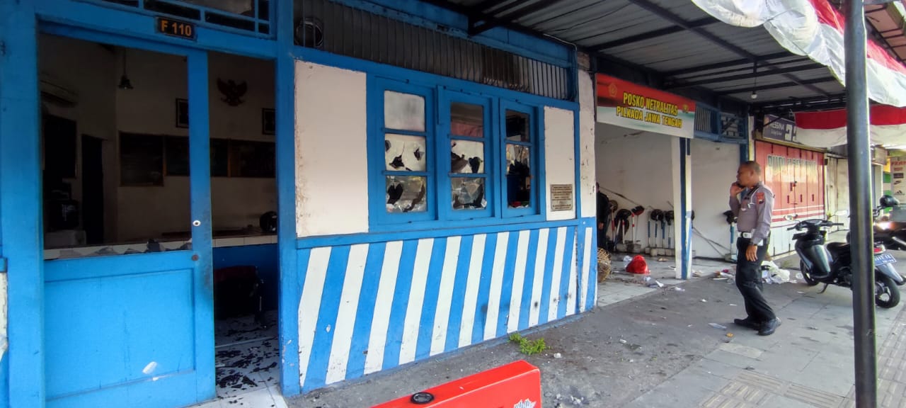 Massa tak dikenal ATM dan pos polisi di Sragen dini hari. Kapolres pastikan situasi kondusif dan tegaskan bukan ulah ojol.