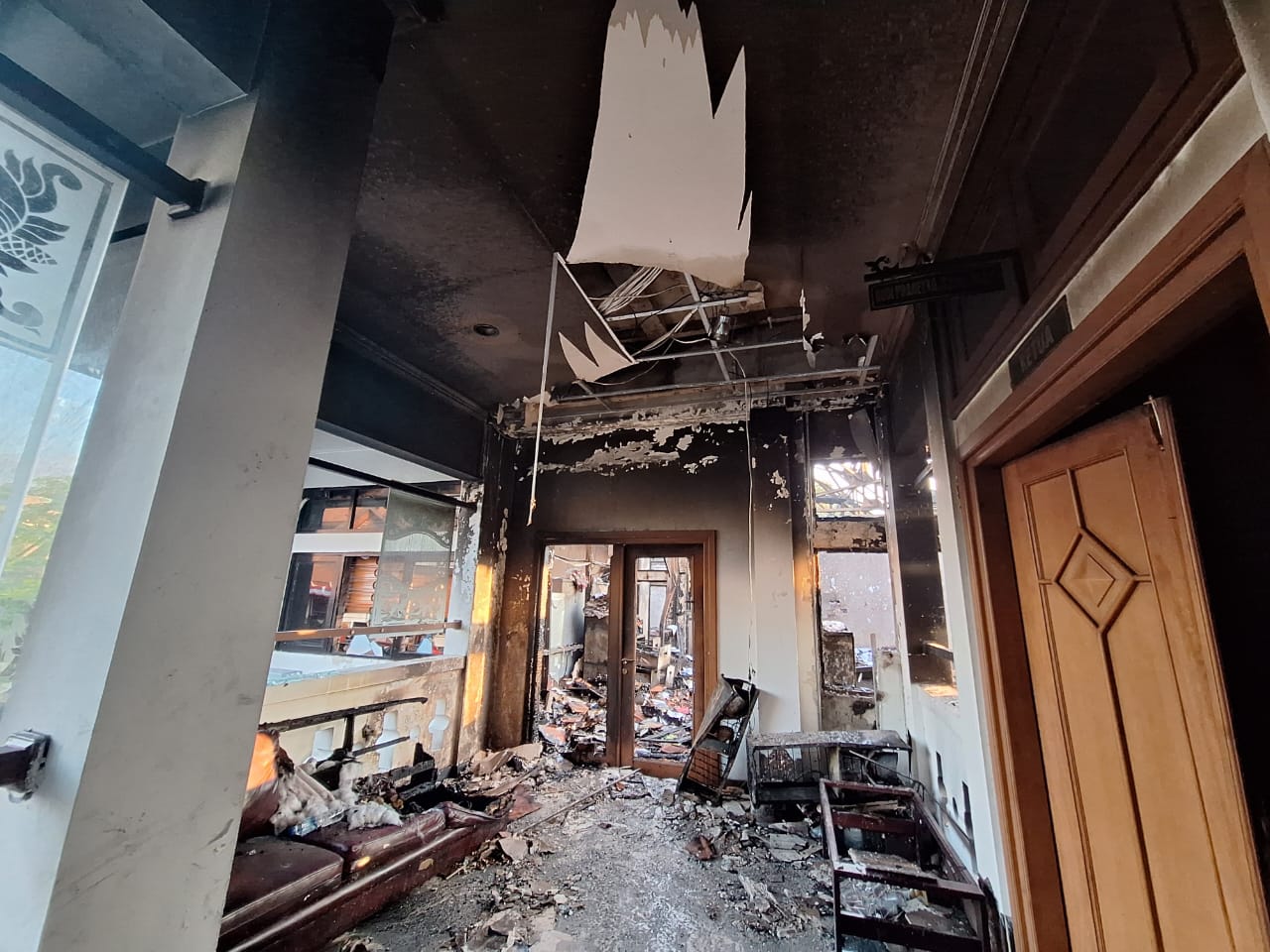 Bagian dalam bangunan sekretariat DPRD hangus dibakar massa pada Sabtu (30/8) dini hari. (A Christian/Radar Solo)