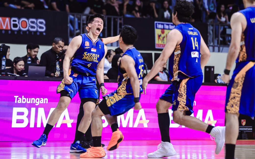 LUAPAN EMOSI: Abraham damar Grahita memperlihatkan gestur bahagianya usai Satria Muda Pertamina Bandung juara IBL All Indonesian 2025 di GOR Manahan, Sabtu malam (30/8).