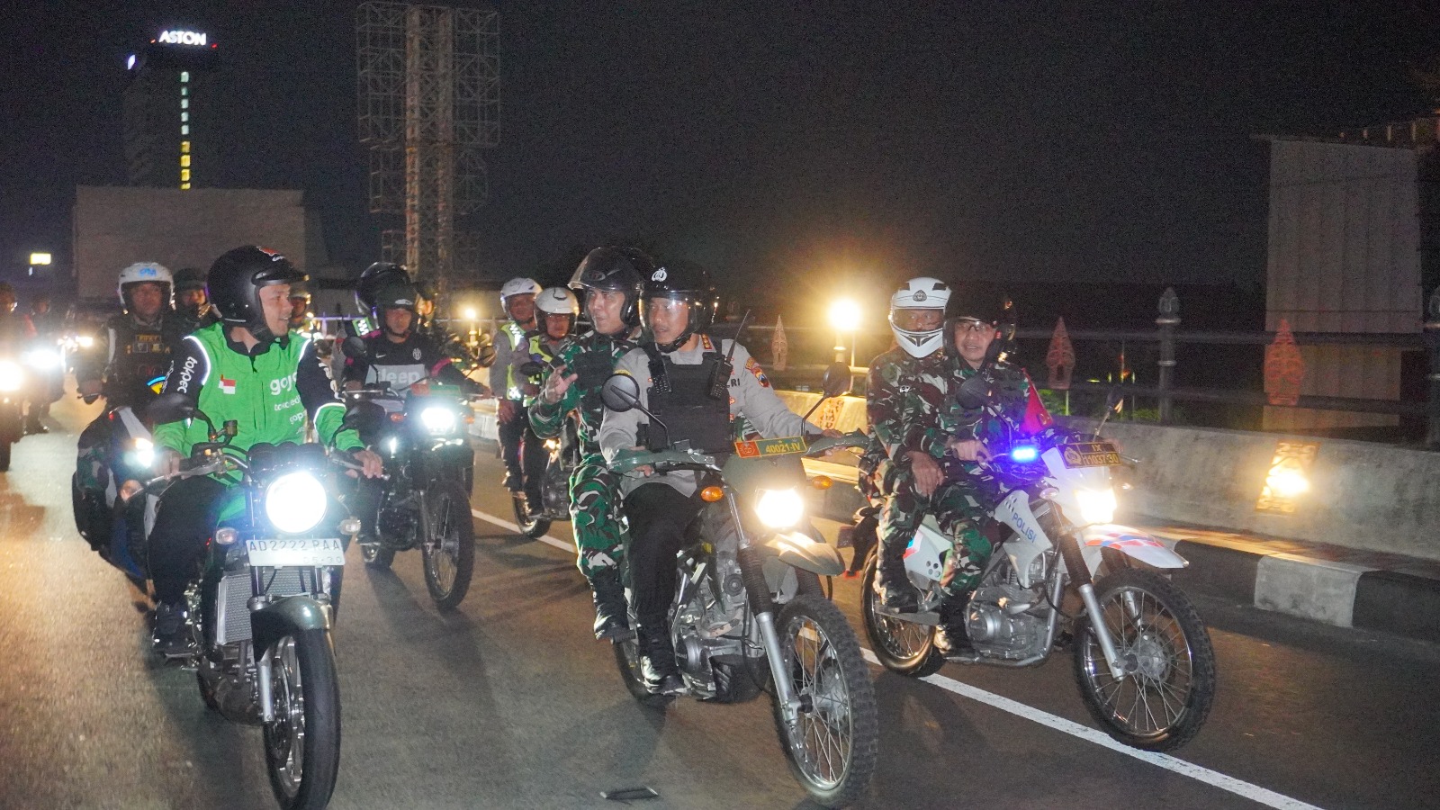 Rombongan Wali Kota Solo Respati Ardi berpakain ojol, kapolresta, dandim dan danrem patrol Sabtu malam (30/8/2025). (A Christian/Radar Solo)