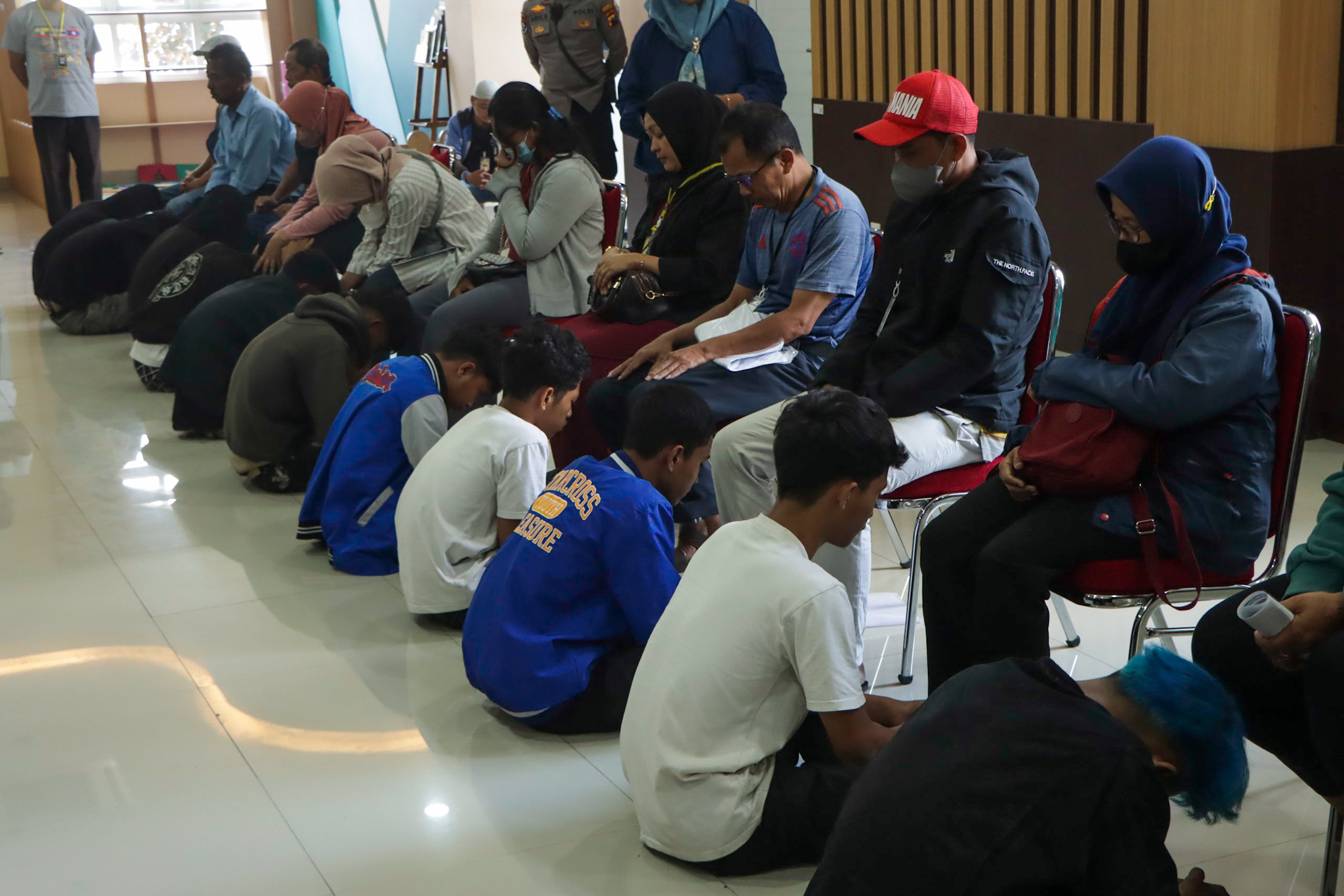 Para pelaku perusakan saat aksi di Kota Solo Jumat malam minta maaf kepada orang tua di Mapolres Solo, Minggu (31/8). (M Ihsan/Radar Solo)