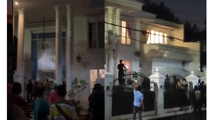 Massa menyerbu dan membakar rumah Uya Kuya di Pondok Bambu, Duren Sawit, Jakarta Utara.