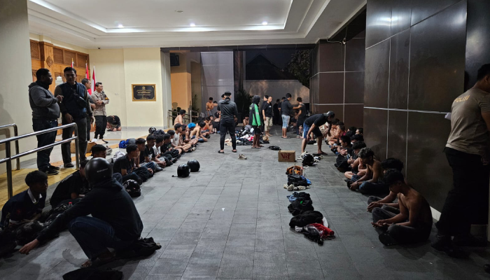 Puluhan orang diamankan Polresta Solo, diduga ikut terlibat dalam aksi perusakan saat digelar demo di Kota Bengawan.