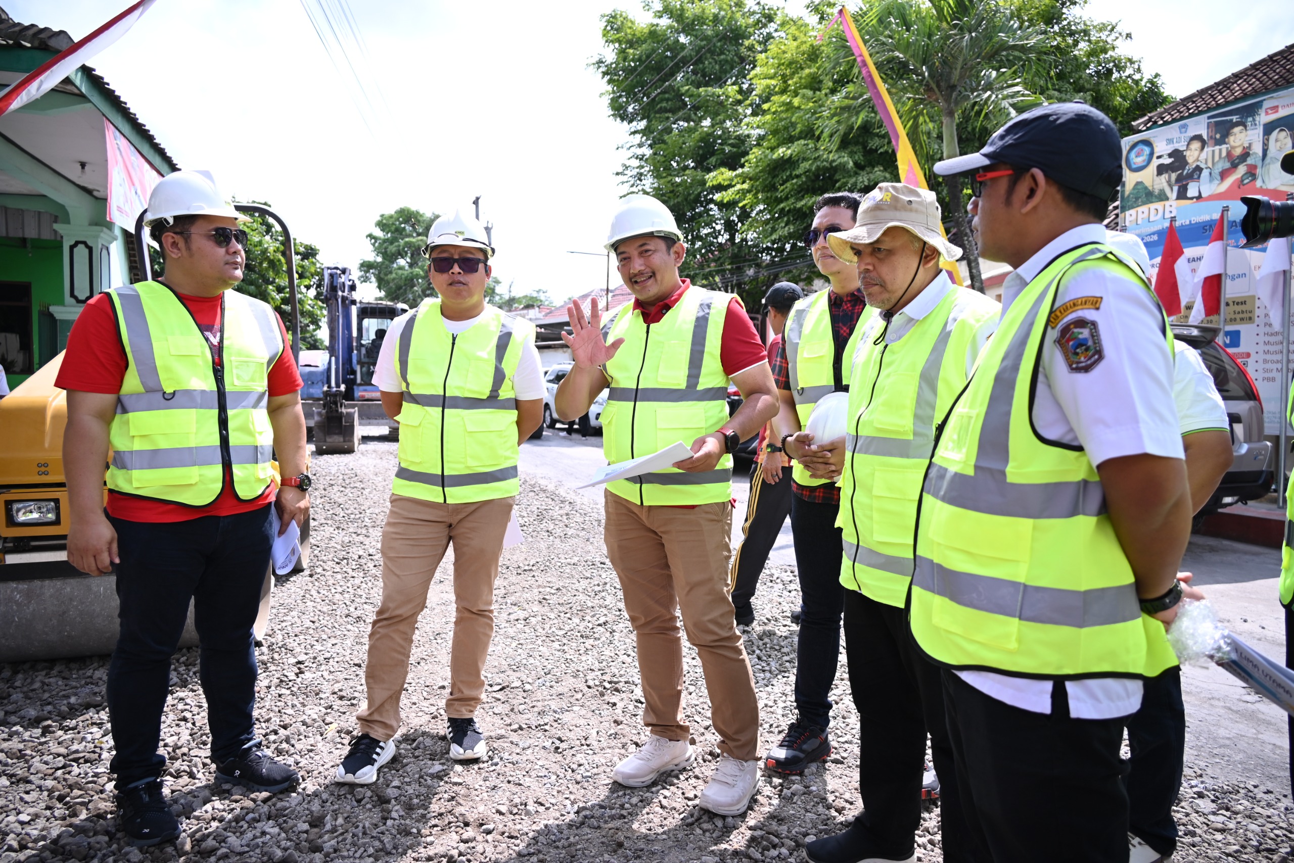 Bupati Karanganyar Rober Christanto bersama Wakil Bupati Adhe Eliana memantau perbaikan jalan Gawanan, Colomadu, Sabtu (31/8/2025). (Rudi Hartono/Radar Solo)