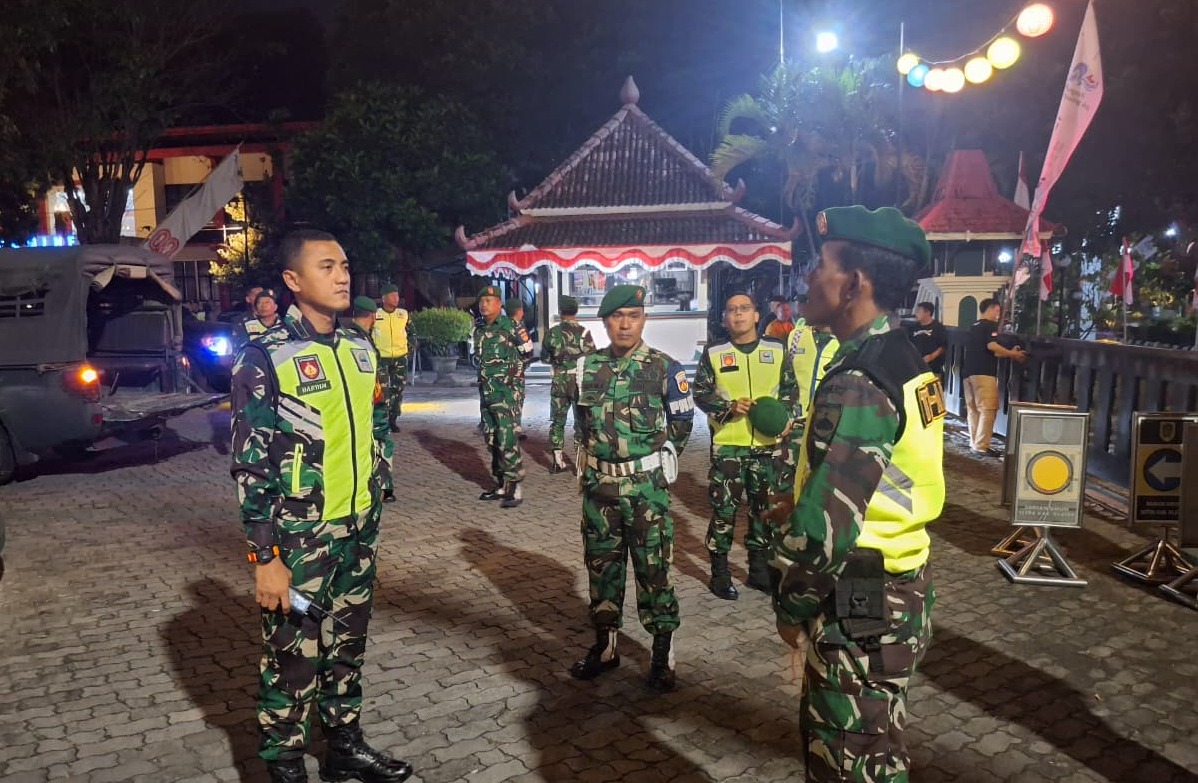 Jajaran Kodim 0723/Klaten saat melaksanakan patroli malam di wilayah Kota Klaten, Minggu (31/8/2025).