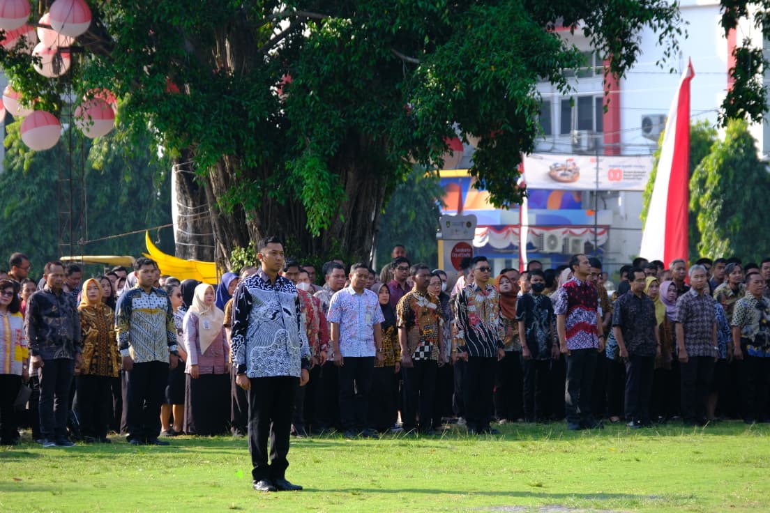 ASN Pemkot Solo mengenakan seragam batik mengikuti apel Senin pagi (1/9/2025). (M Ihsan/Radar Solo)