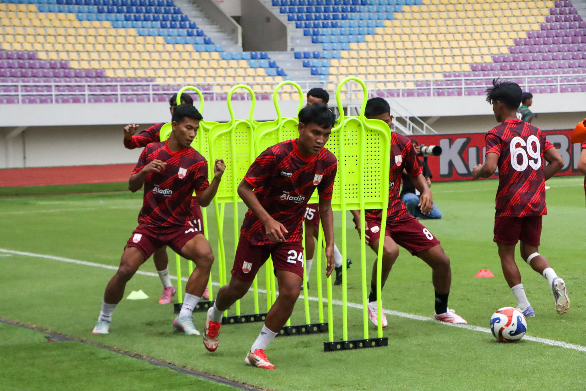 ALUMNUS EROPA: Brylian Aldama saat berlatih dengan skuad Persis Solo lainnya di Stadion Manahan, belum lama ini.