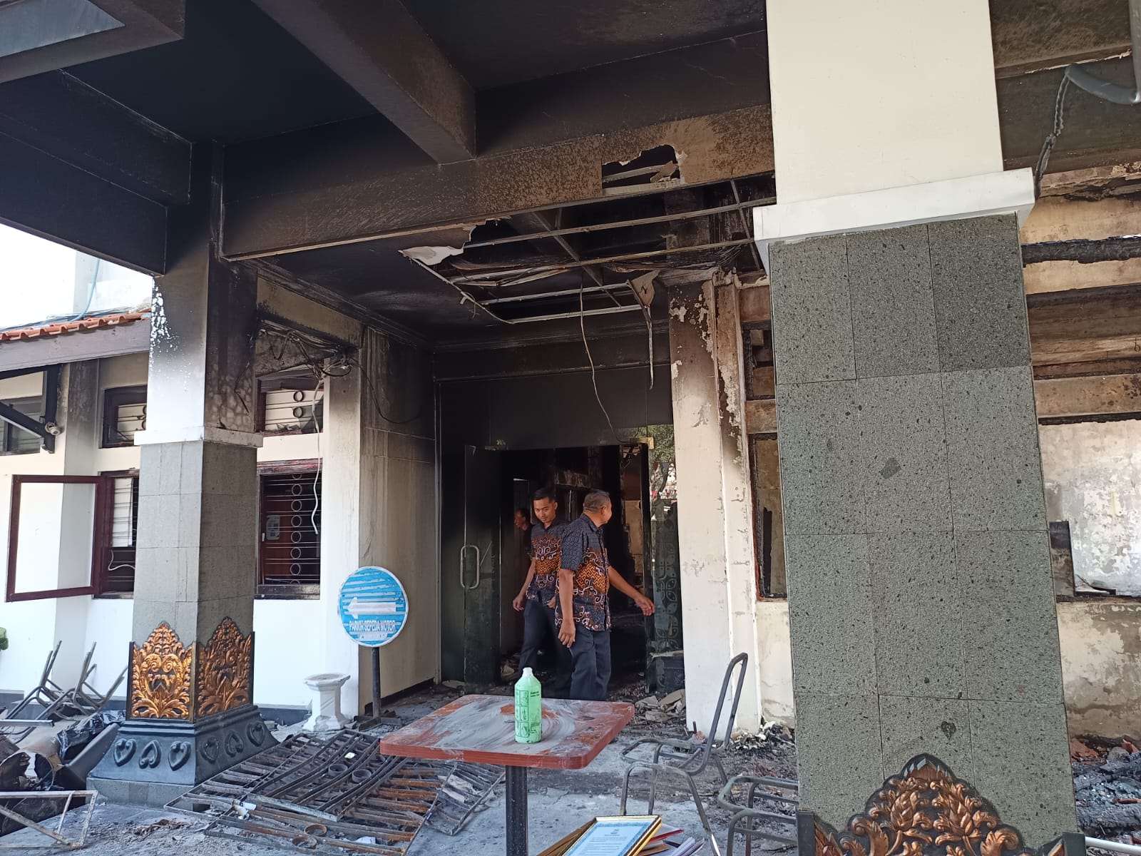 Pembakaran gedung sekretariat dan pimpinan DPRD Kota Solo tembus miliaran. ( A Christian/Radar Solo)
