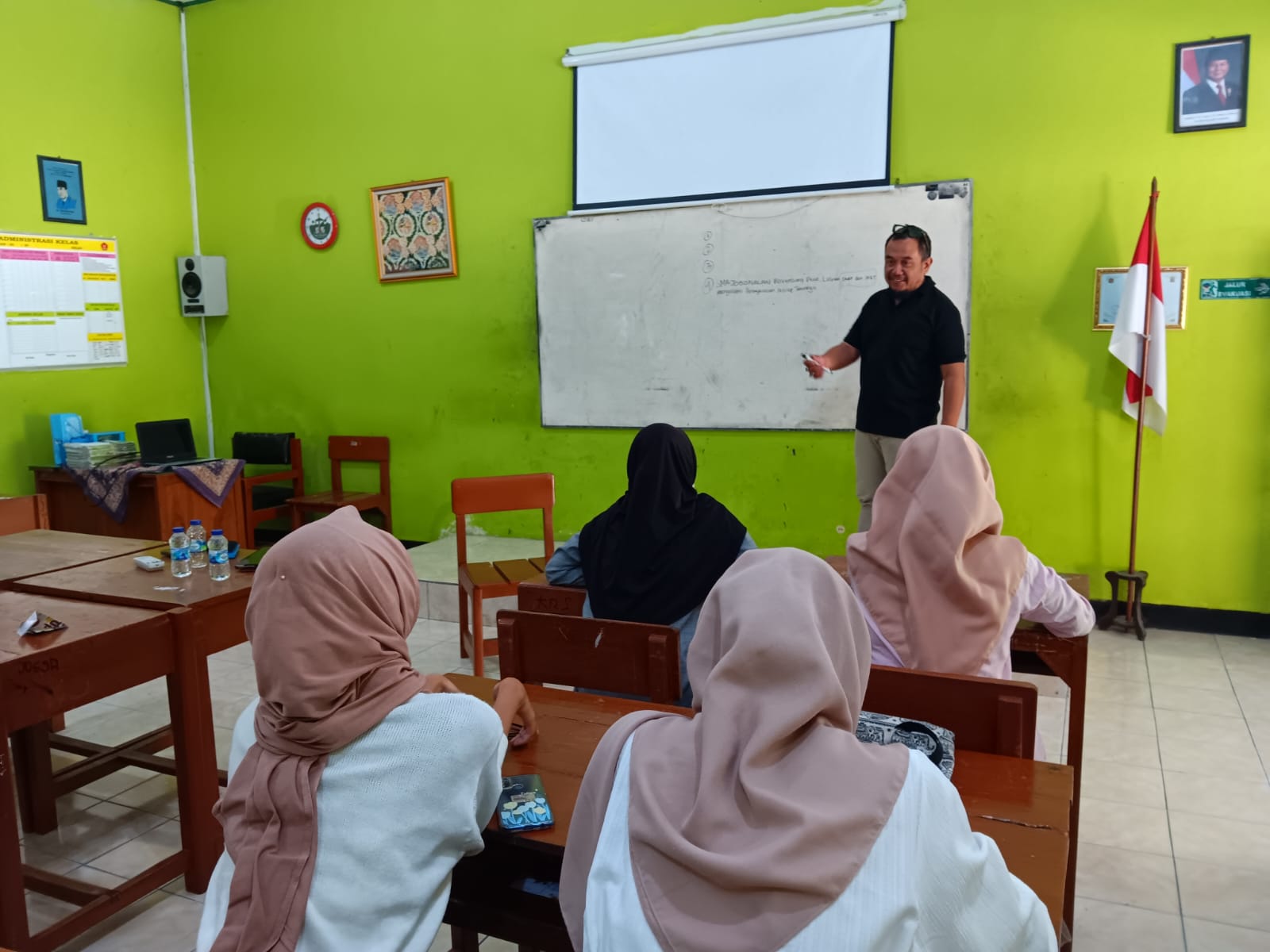 Pelatihan jurnalistik bersama Jawa Pos Radar Solo di SMAN 1 Jogonalan beberapa waktu lalu. (Angga Purenda/Radar Solo)