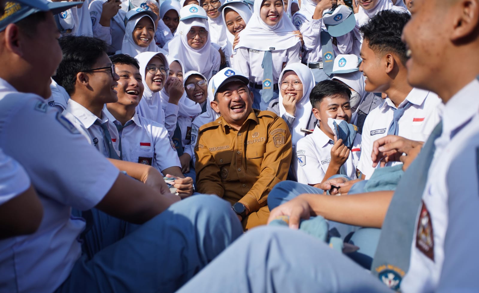 Bupati Karanganyar Rober Christanto berdialog dengan siswa SMAN 1 Karanganyar, Senin (1/9/2025). (Rudi Hartono/Radar Solo)