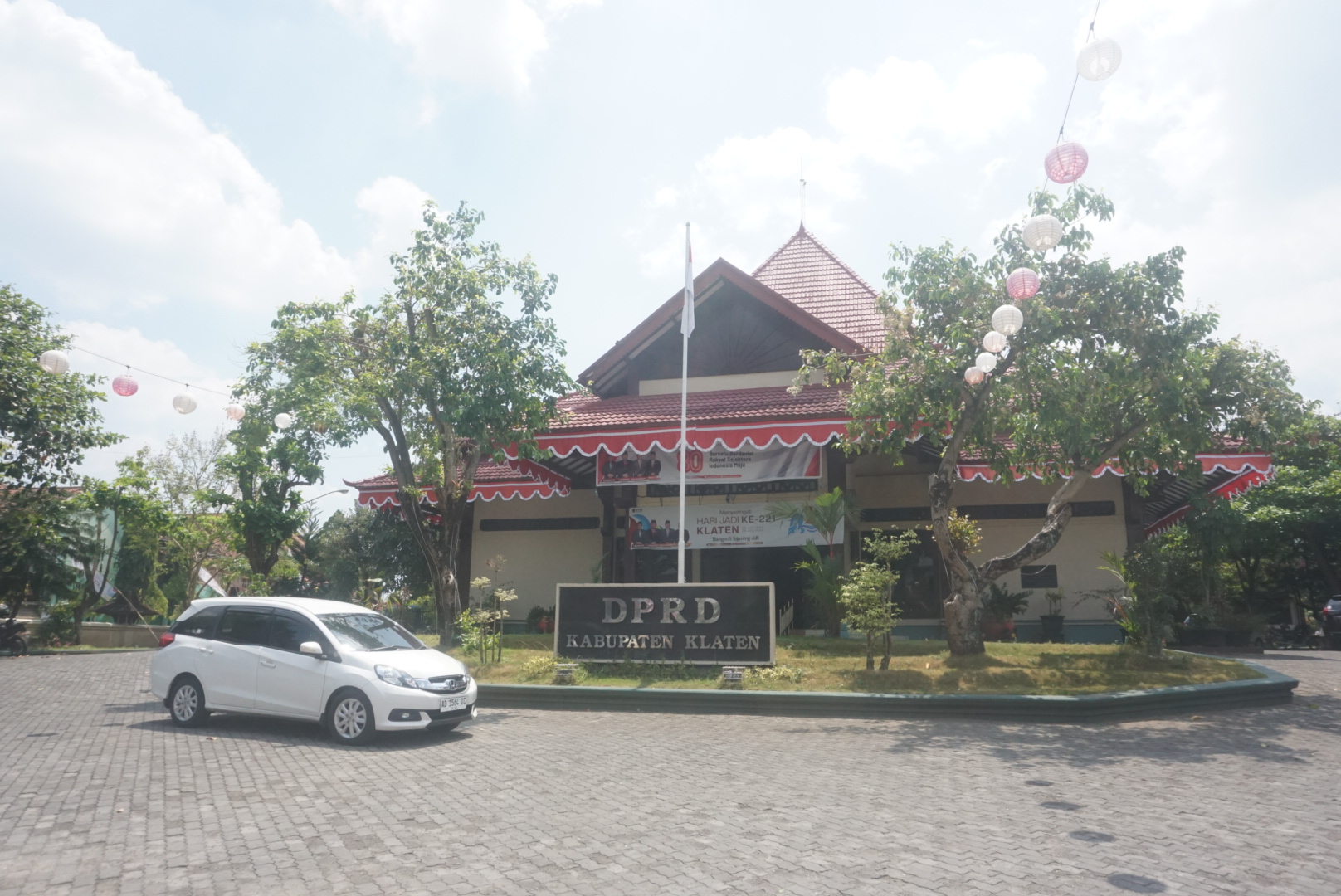 Gedung DPRD Klaten tampak lengang. (Angga Purenda/Radar Solo)