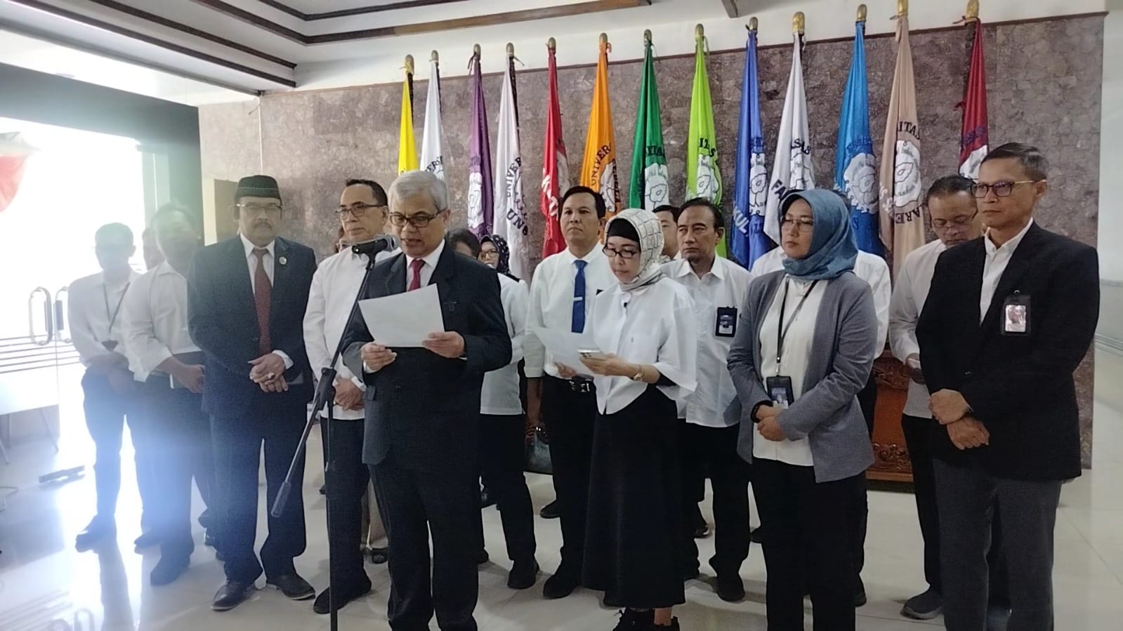 Rektor UNS Hartono dan jajaran MWA menyatakan pernyataan sikap, Senin (1/9/2025). (Fauziah Akmal/Radar Solo)
