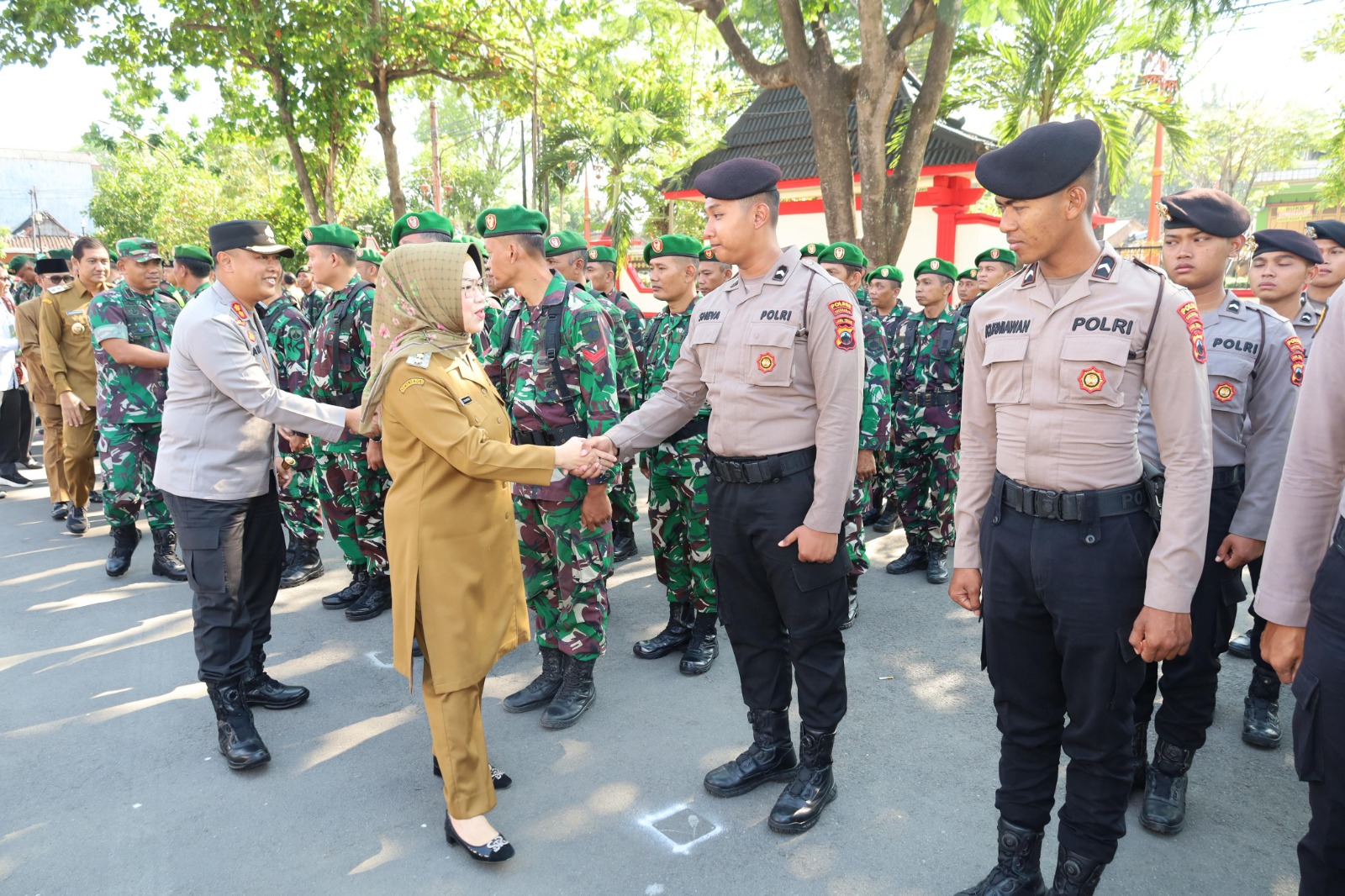 Bupati Sukoharjo Etik Suryani menyalami peserta apel gabungan di halaman kantor setda, Senin (1/9).