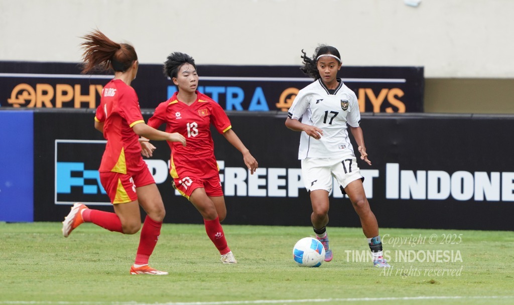 SARAT GENGSI: Pertandingan Timnas Putri Indonesia U-16 melawan Vietnam di Stadion Manahan, belum lama ini.