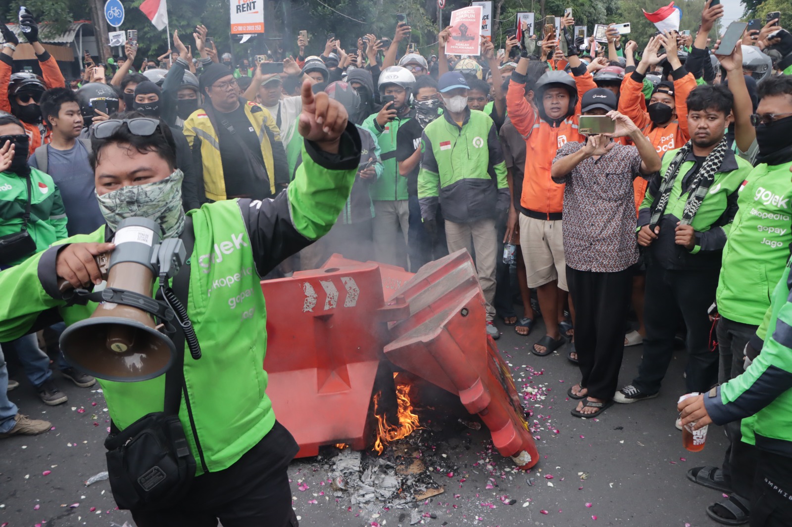 Demo ojol dan masyarakat di depan Mako Brimob Solo, belum lama ini.