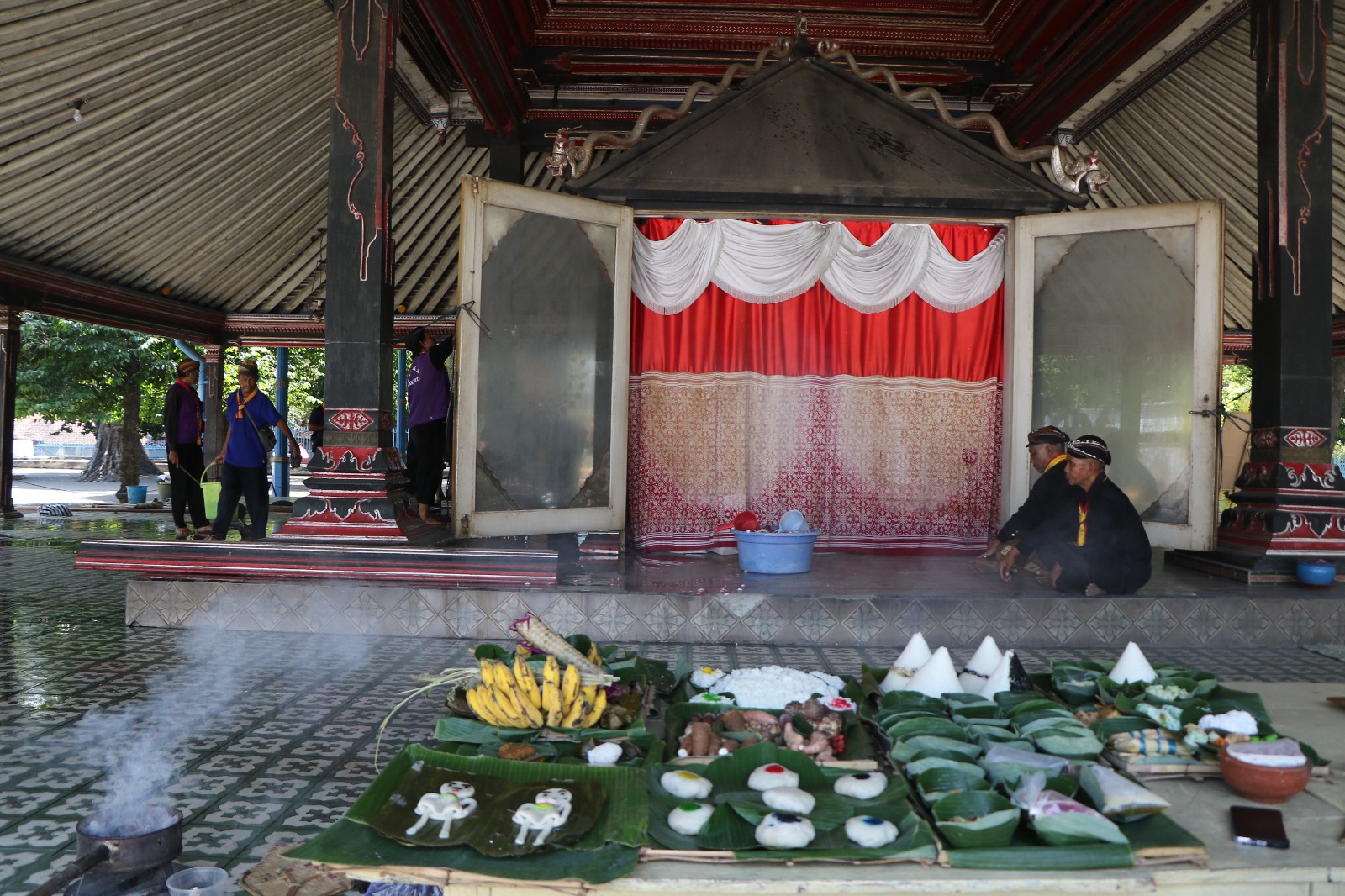 MELESTARIKAN BUDAYA: Prosesi jamasan pusaka yang digelar Keraton Kasunanan Surakarta, Senin (1/9).