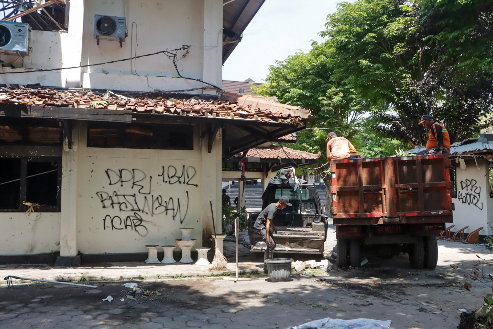 KOTOR: Pembersihan yang dilakukan oleh dinas terkait digedung DPRD Kota Solo yangh sempat diamuk massa.