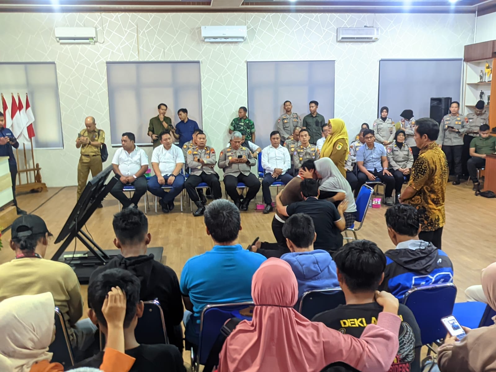 Anak-anak yang diamankan karena bawa molotov bersimpuh kepada orang tuanya di Mapolres Wonogiri, Senin (1/9/2025).
