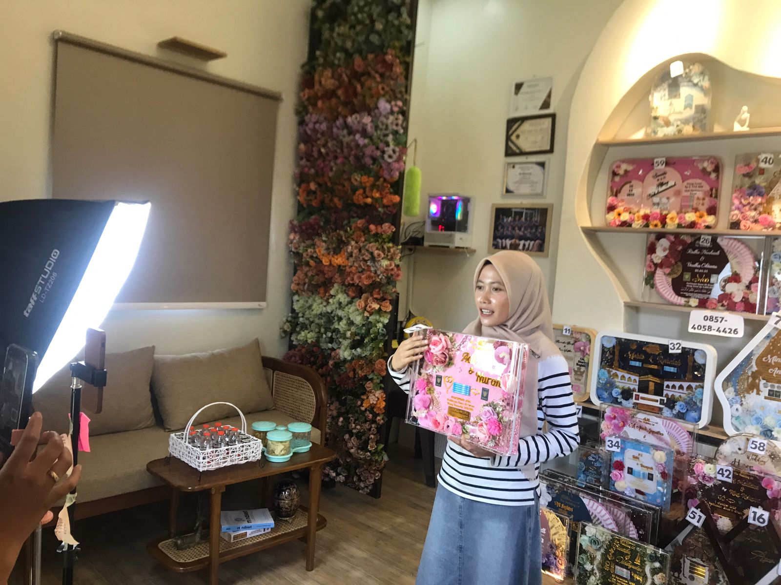 Ilustrasi pelaku UMKM menawarkan dagangannya lewat fitur live aplikasi TikTok.