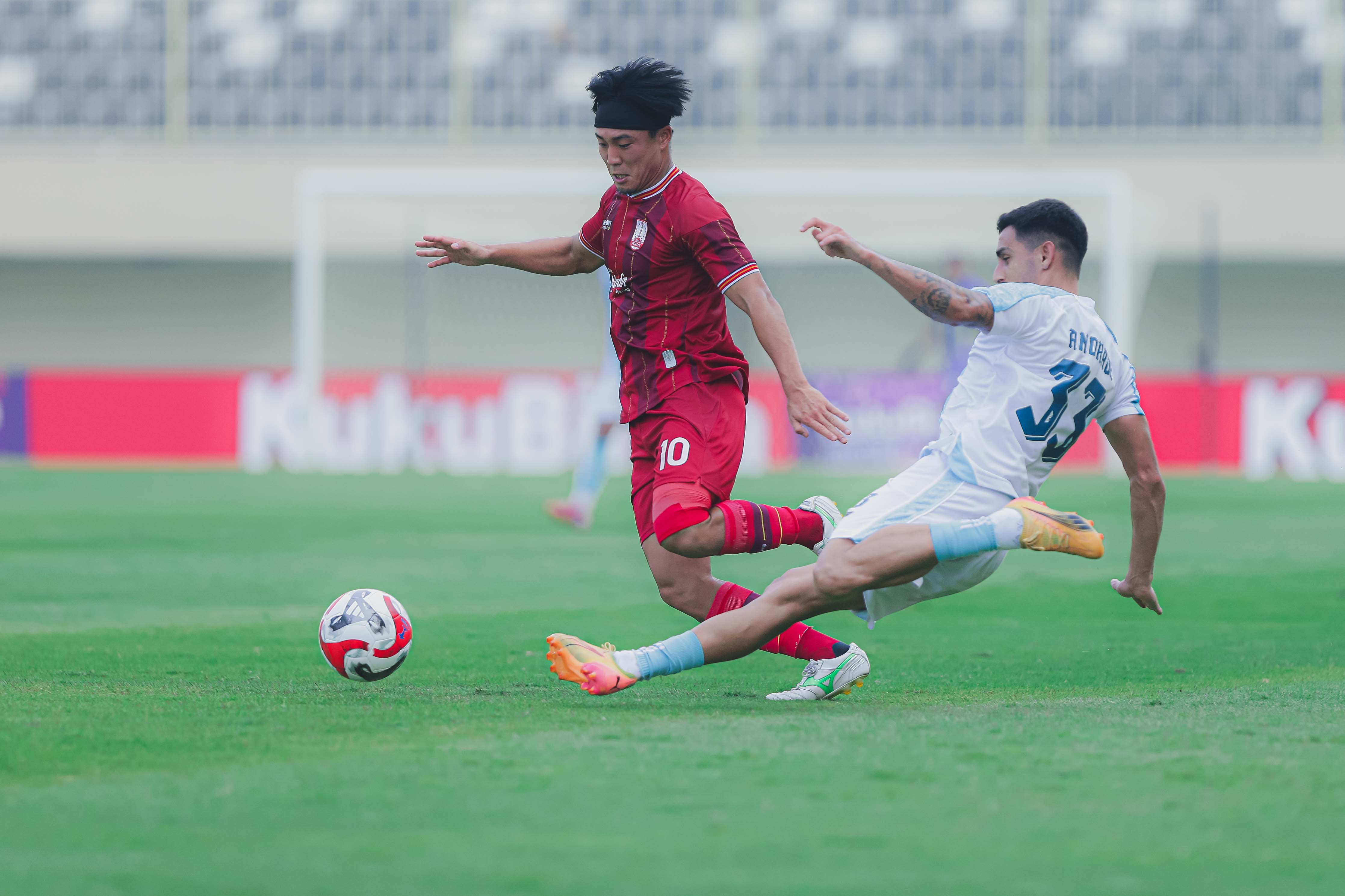 TAK BERKUTIK: Striker Persis Solo Kodai Tanaka saat hendak dijegal bek PSBS Biak di Stadion Maguwoharjo, Sleman, belum lama ini.