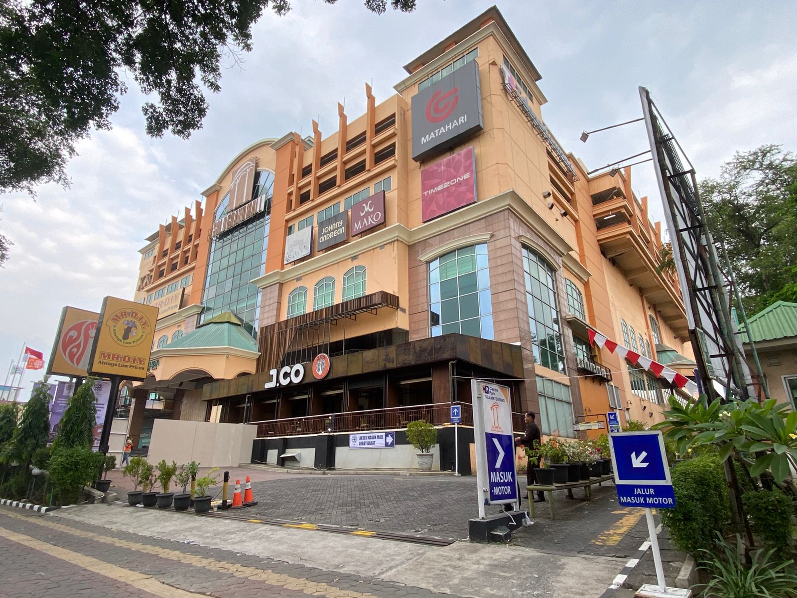 Bangunan depan Solo Grand Mall.