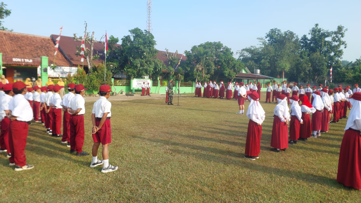 Kegiatan upacara di SD Negeri 1 Taji, Kecamatan Prambanan pada Senin (1/9/2025). (Angga Purenda/Radar Solo)