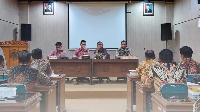 Pemkab Karanganyar menggelar rakor persiapan pelaksanaan seleksi perangkat desa, Selasa (2/9/2025). (Rudi Hartono/Radar Solo)