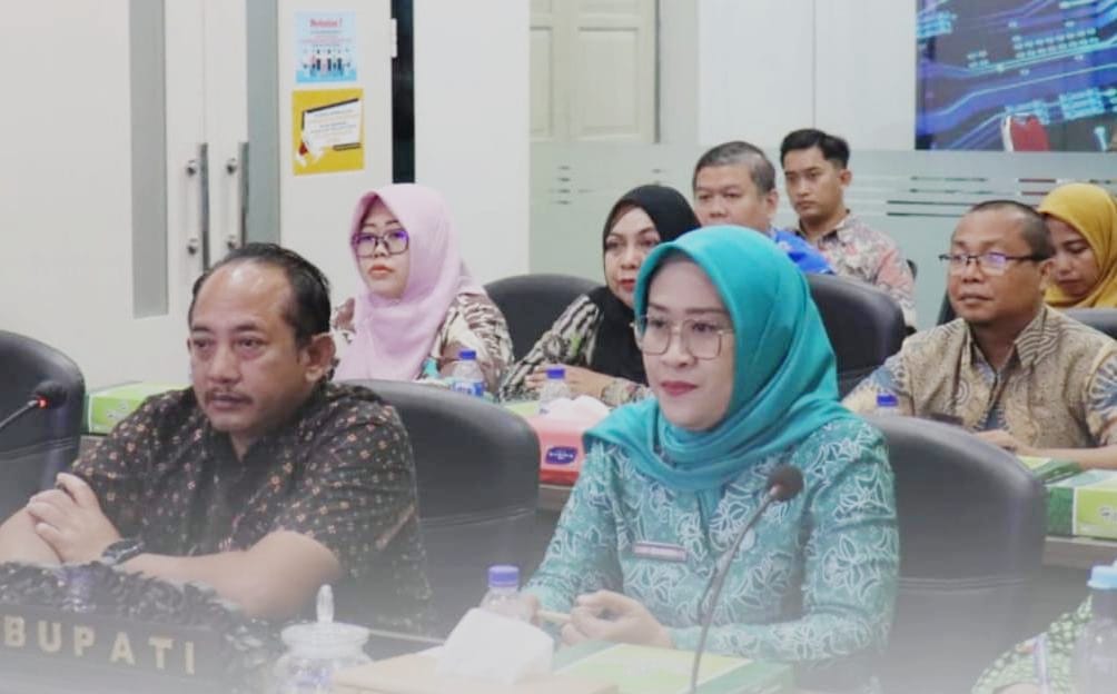 Bupati Karanganyar Rober Christanto dan Ketua TP PKK dr. Farida Rober Christanto memaparkan inovasi Sedap Betul Jamuku ke Pemprov Jateng. (Rudi Hartono/Radar Solo)