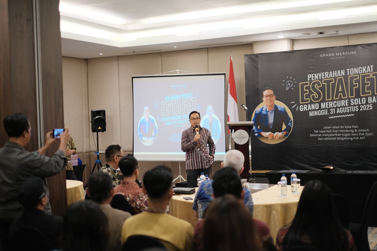 Prosesi penyerahan tongkat estafet GM Hotel Grand Mercure Solo Baru berlangsung di meeting room hotel setempat, Minggu (31/8).