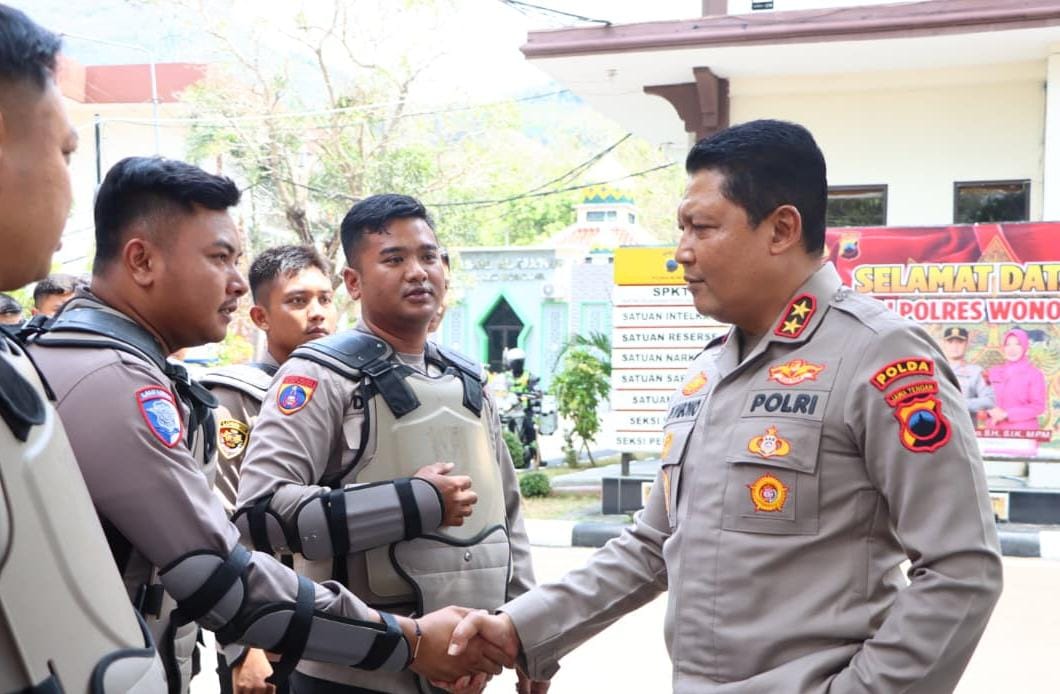 Kapolda Jateng Irjen Ribut Hari Wibowo memantau personel di Mapolres Wonogiri Selasa (2/9/2025).