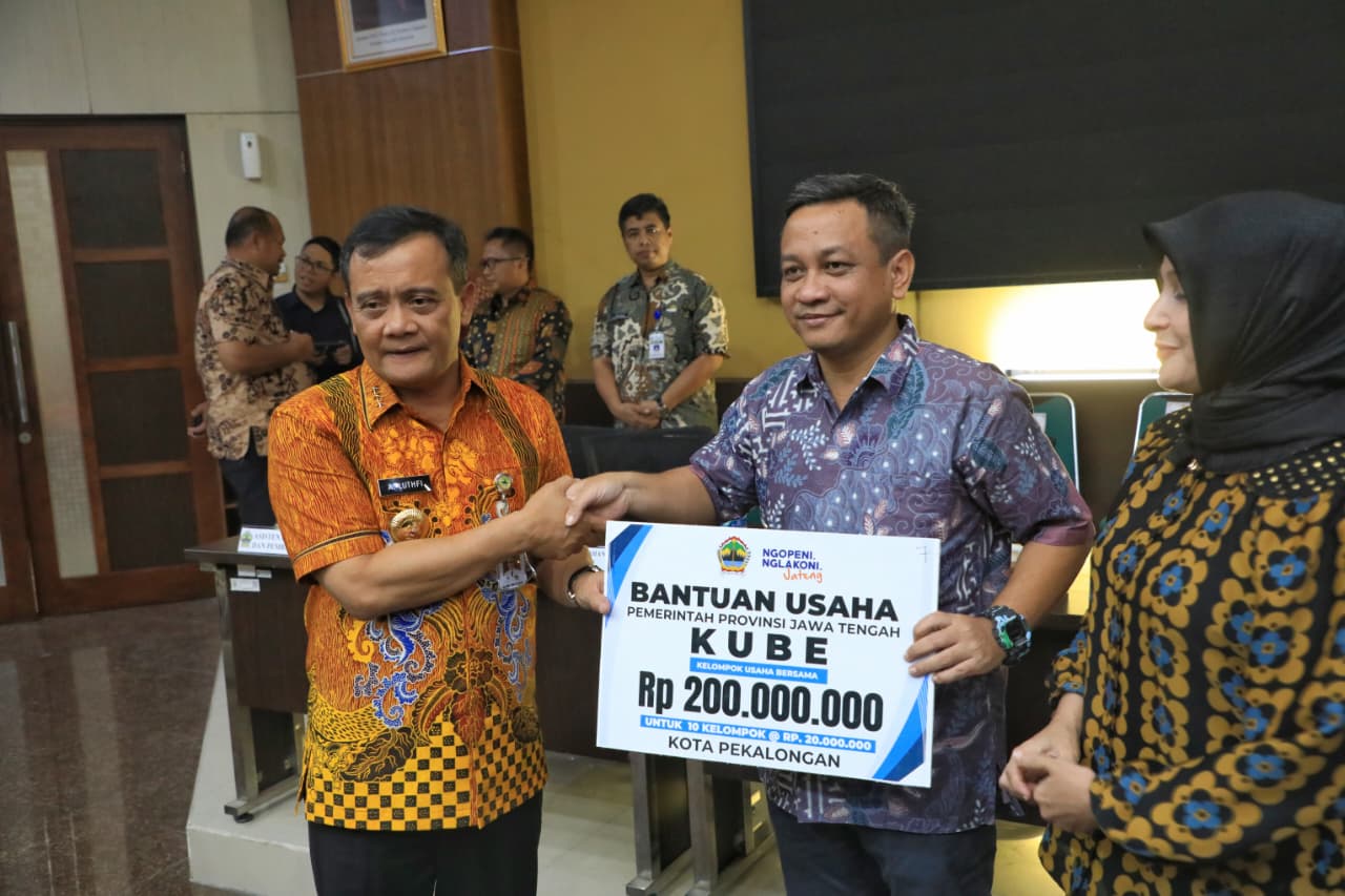 Gubernur Jateng Ahmad Luthfi serahkan bantuan secara simbolis kepada Wali Kota Pekalongan Achmad Afzan Arslan Djunaid di kantor Bappeda Kota Pekalongan pada Selasa (2/9/2025).