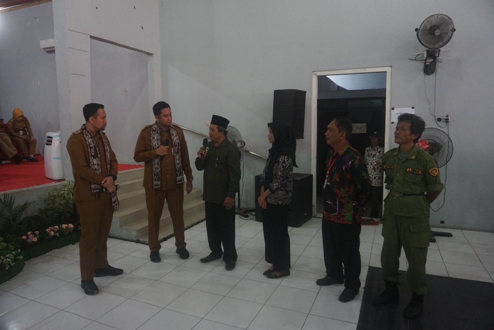 Bupati Hamenang dan Wabup Benny saat berdialog dengan warga Desa Ngering, Kecamatan Jogonalan dalam Sambung Rasa. (Angga Purenda/Radar Solo)