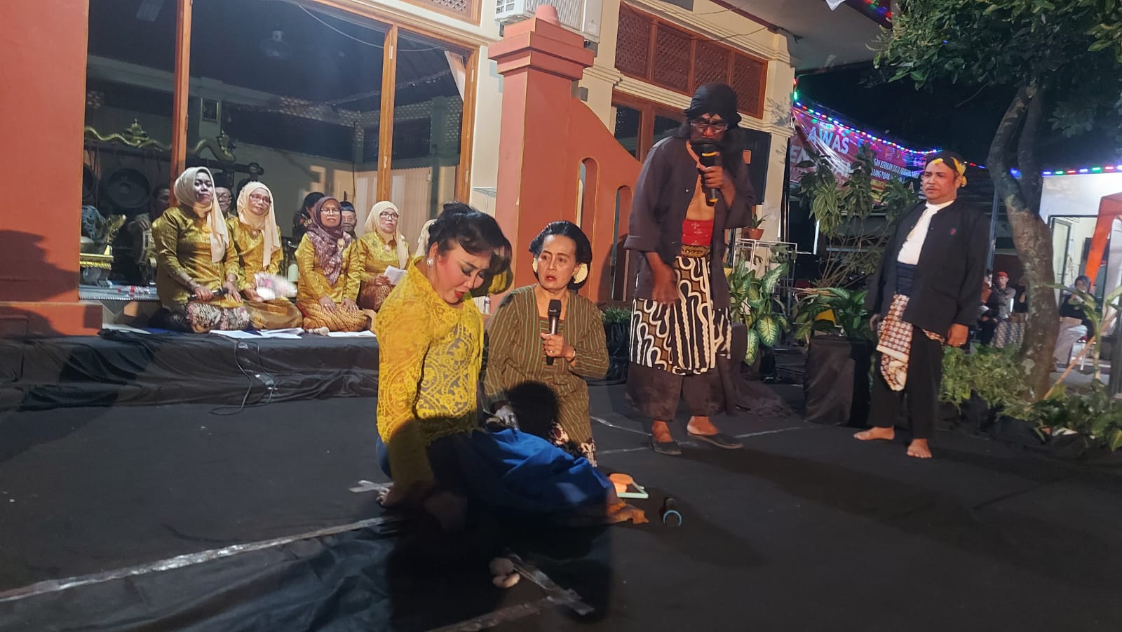 Pentas ketroprak di Balai Kelurahan Pajang sehari usai kerusuhan berjalan lancar.&nbsp; (Silvester Kurniawan/Radar Solo)