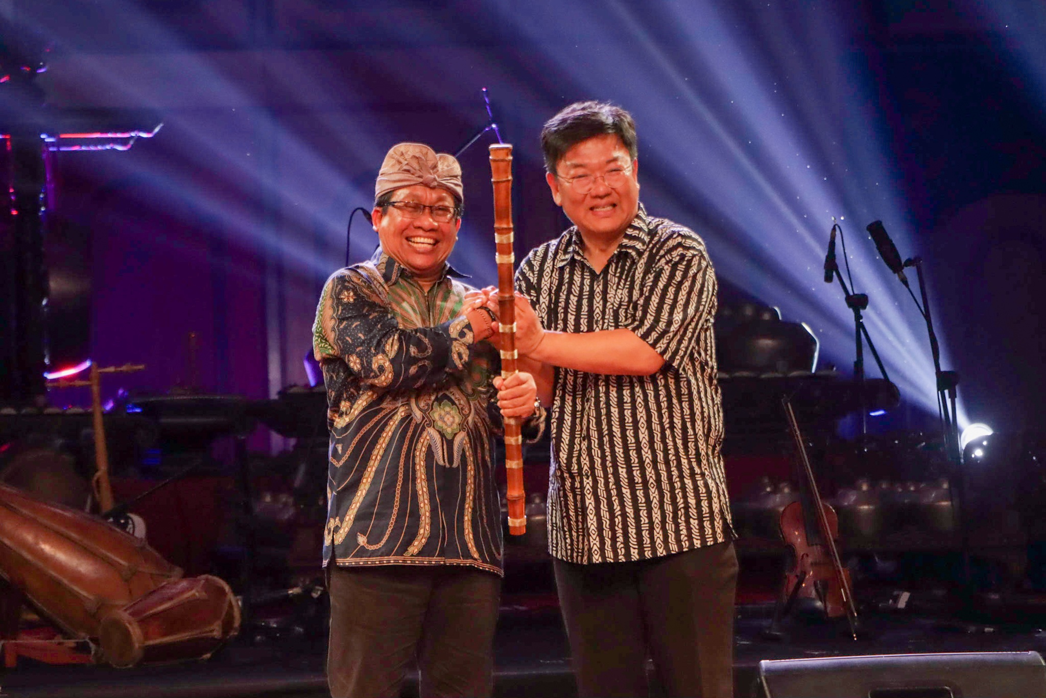 BERSINERGI: Rektor ISI Surakarta I Nyoman Sukerna memberikan cenderamata yang diterima oleh Dekan Fakultas Musik SNU Choi En Sik.  &nbsp;