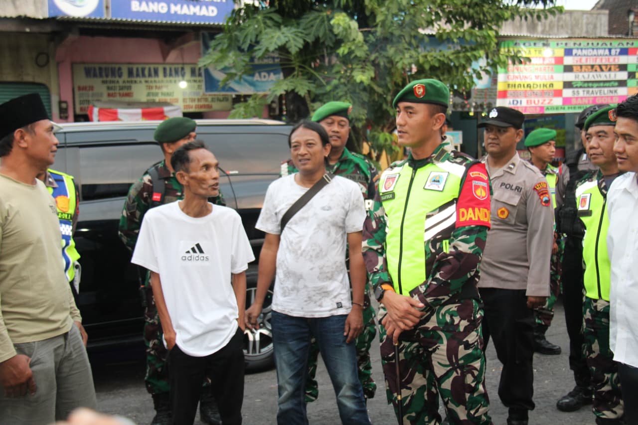 Dandim 0723/Klaten Letkol Inf Slamet Hardianto (kanan) berdialog dengan masyarakat di sela patroli gabungan, Senin (1/9/2025). (Dokumentasi Kodim 0723/Klaten)