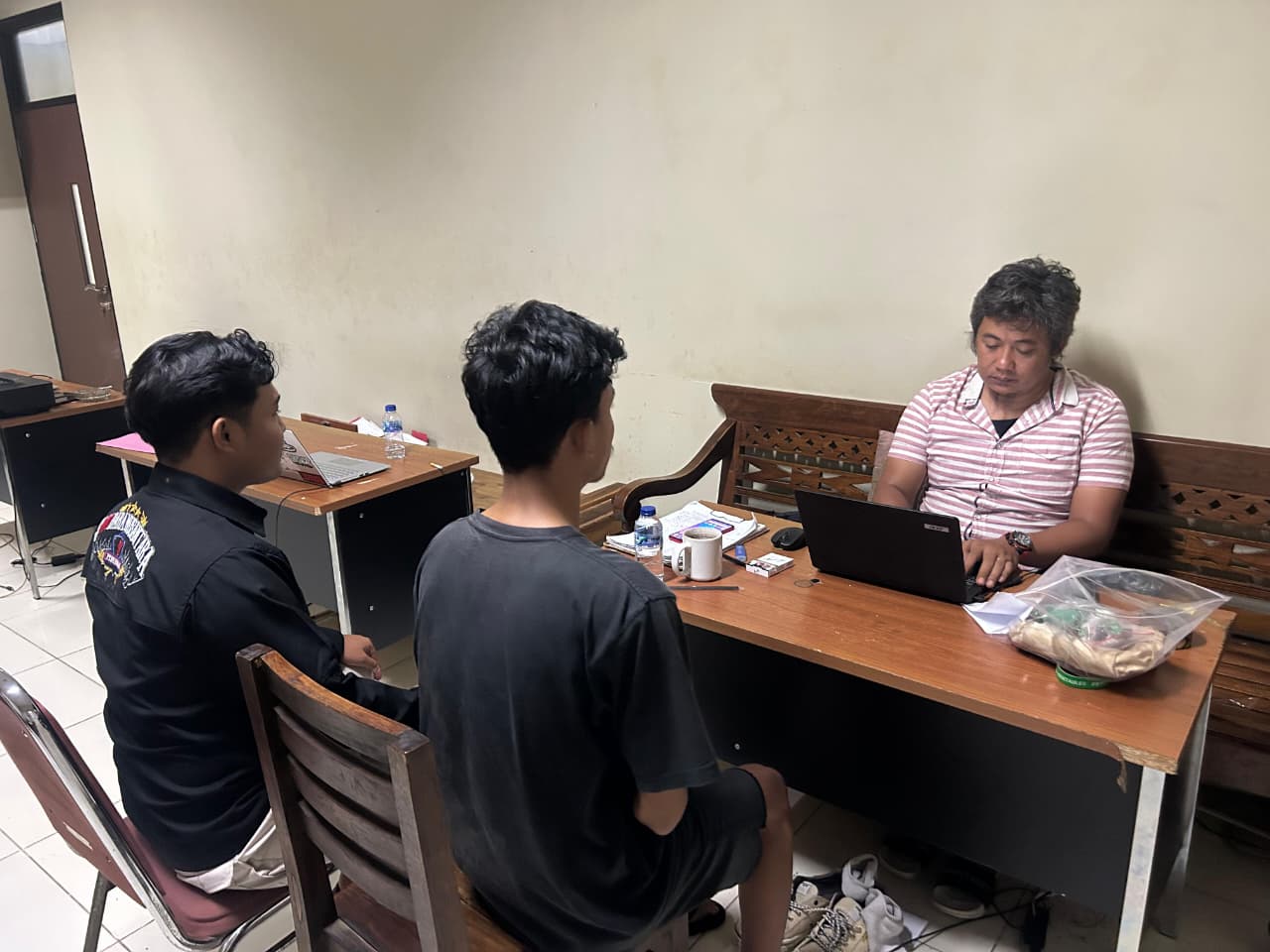 Tempe, pelaku pengedar sabu diinterogasi di Mapolres Sukoharjo.