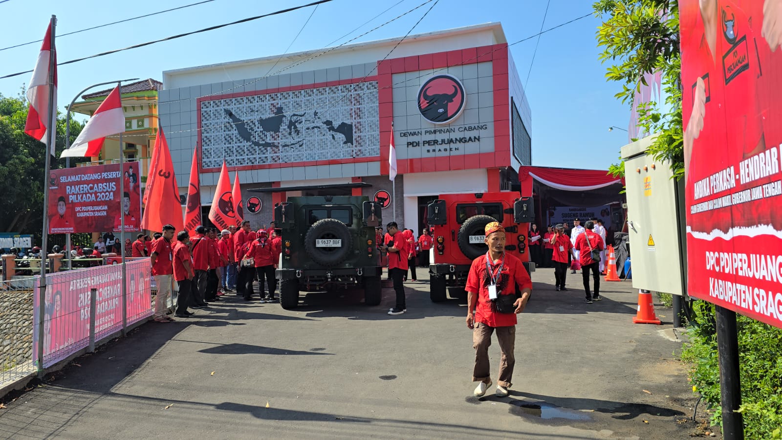 Kantor DPC PDIP Sragen tengah disibukkan dengan persiapan muscab pemilihan ketua baru periode 2025-2030. (Ahmad Khairudin/Radar Solo)