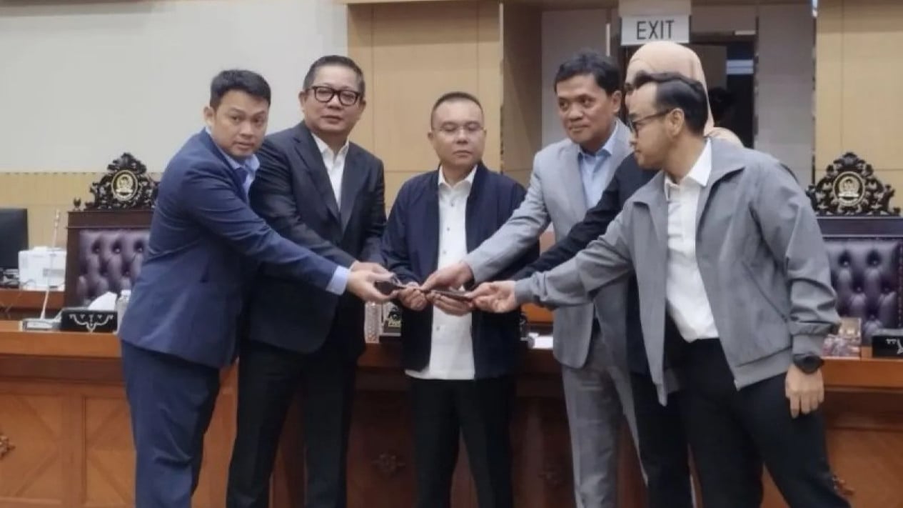Rusdi Masse Mappassesu resmi dilantik gantikan Ahmad Sahroni sebagai Wakil Ketua Komisi III DPR RI usai rotasi Fraksi NasDem.