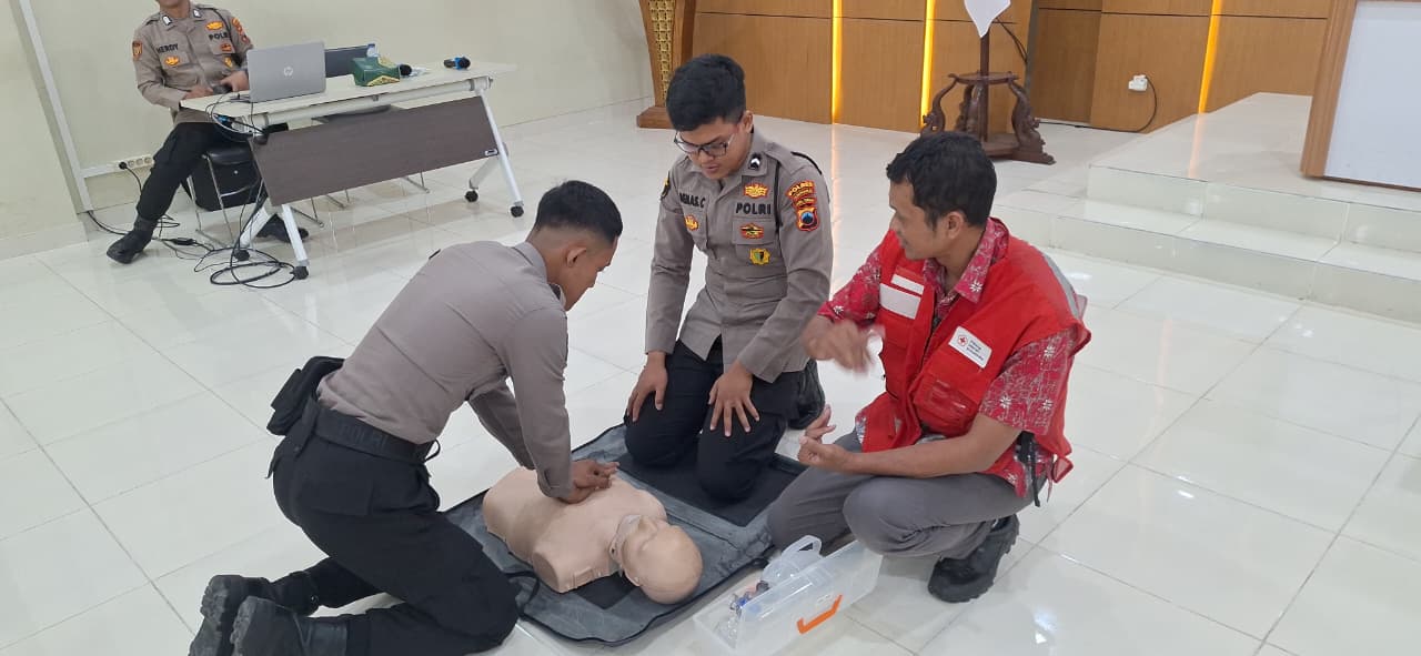 Praktik teknik RJP terhadap penderita serangan jantung dalam pelatihan yang diberikan PMI Sukoharjo kepada jajaran Polres Sukoharjo, Kamis (4/9).