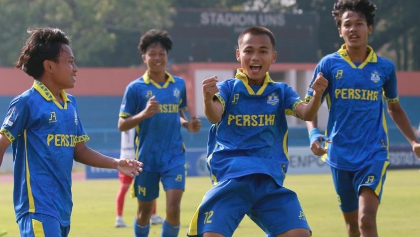 UNJUK GIGI: Skuad Persika Karanganyar U-17 yang tengah terjun di ajang Piala Soeratin U-17 putaran nasional di Stadion UNS.   &nbsp;