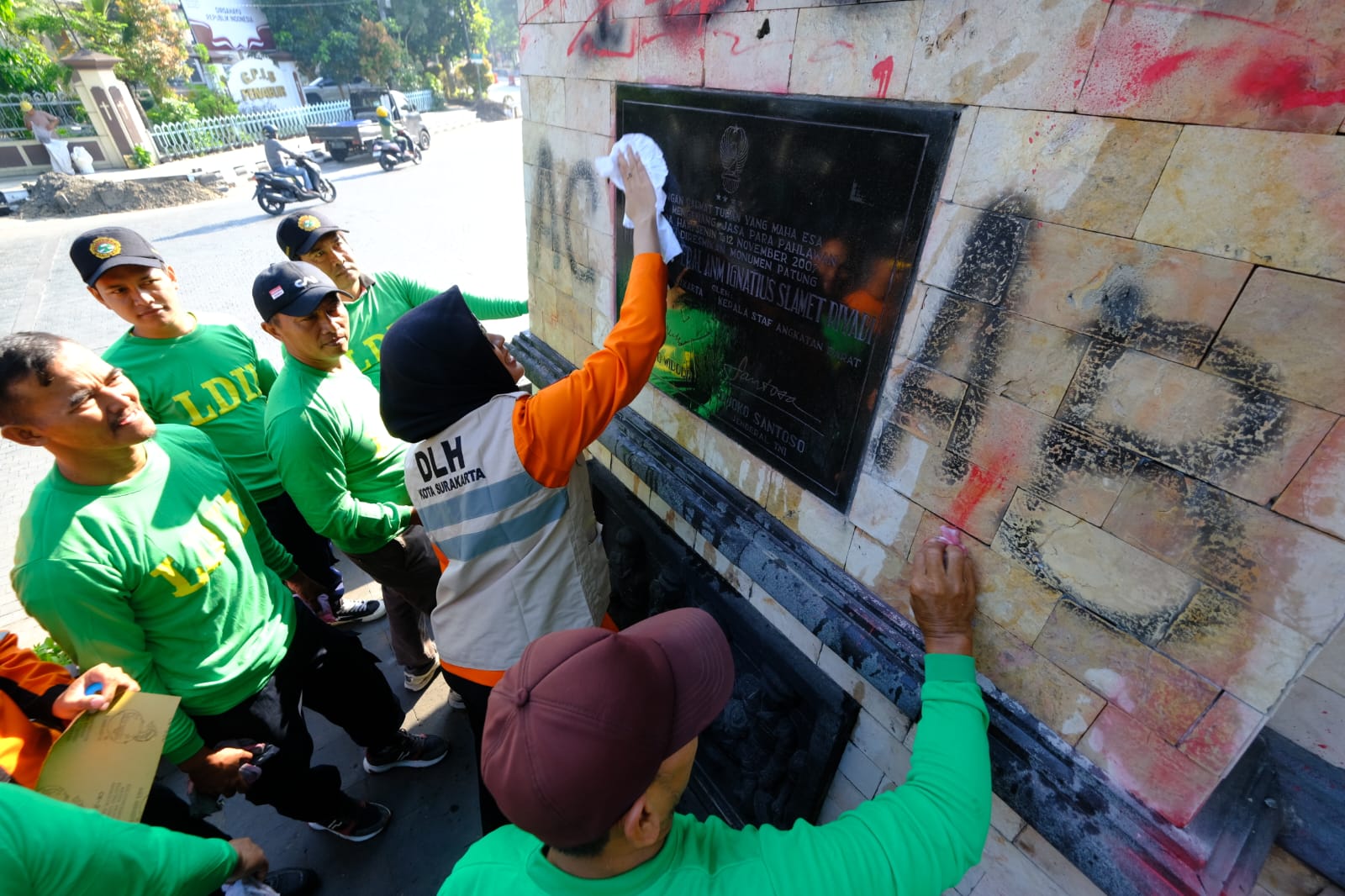 Tim gabungan besihkan aksi vandalisme dampak kerusuhan, Kamis (4/9/2025). (Silvester Kurniawan/Radar Solo)