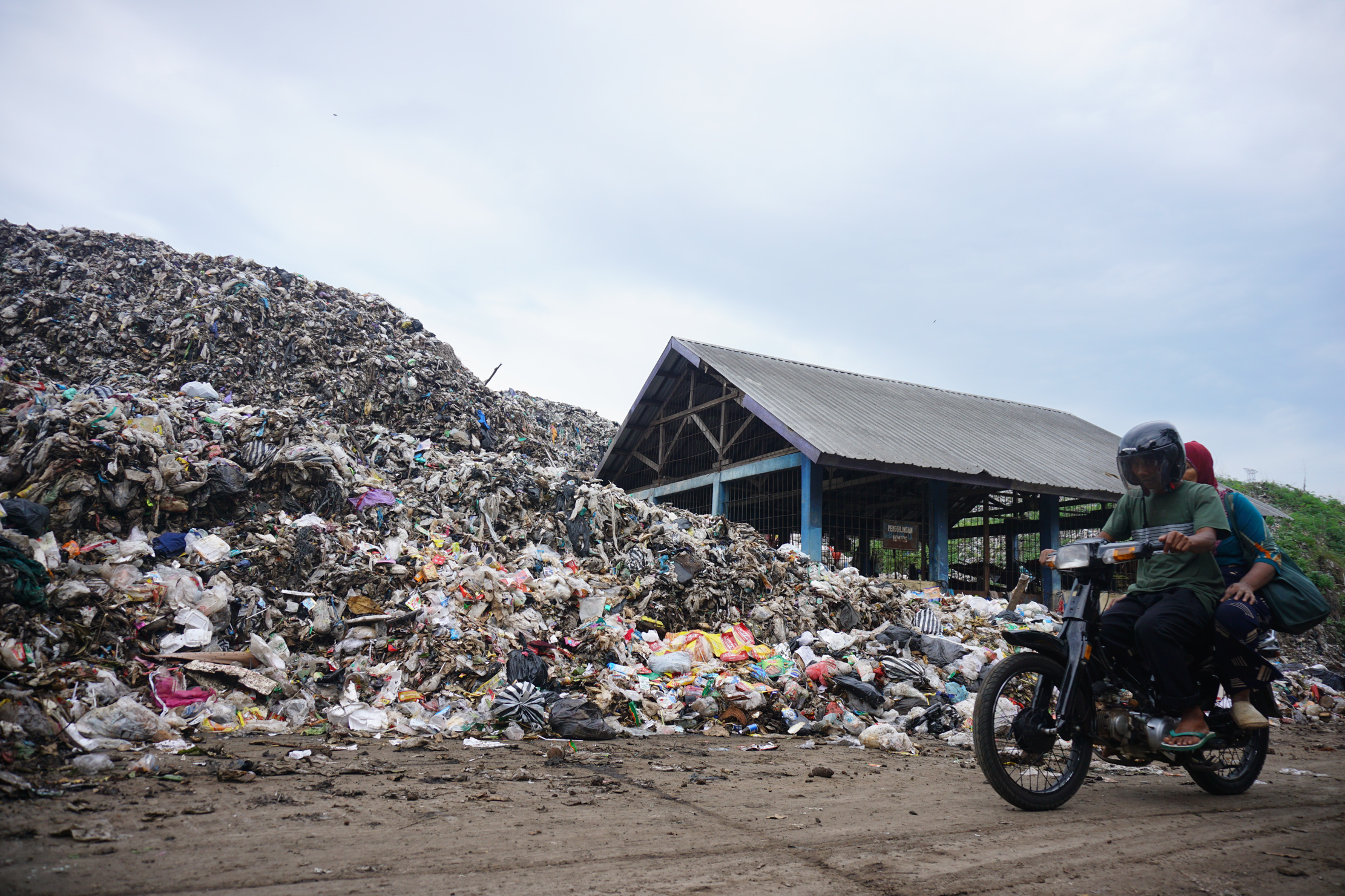 Pemilah sampah melintasi gunung sampah di TPA Sukosari, Kecamatan Jumantono, Kabupaten Karanganyar. (Fifin Alfianika/Radar Solo)