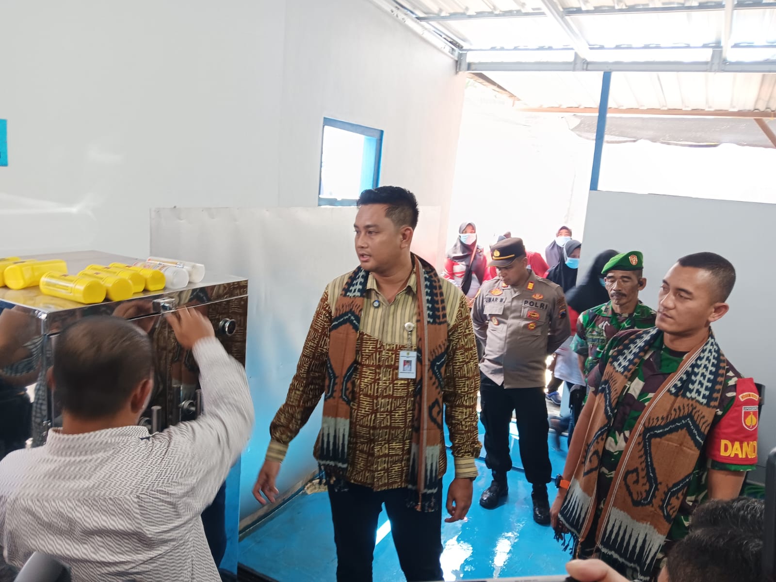 Bupati Klaten Hamenang saat melepas mobil pengantaran MBG serta meninjau fasilitas dapur MBG di Desa Gombang, Kecamatan Cawas, Klaten, Kamis (4/9/2025). (Angga Purenda/Radar Solo)