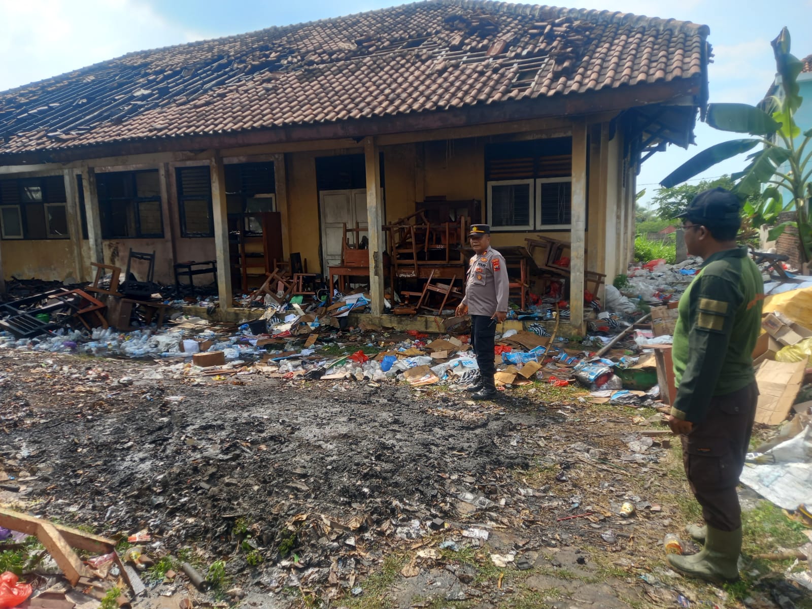 Kondisi terkini gudang Gudang SMPN 1 Sambirejo, Sragen yang terbakar pada Senin (1/9/2025). (Ahmad Khairudin/Radar Solo)