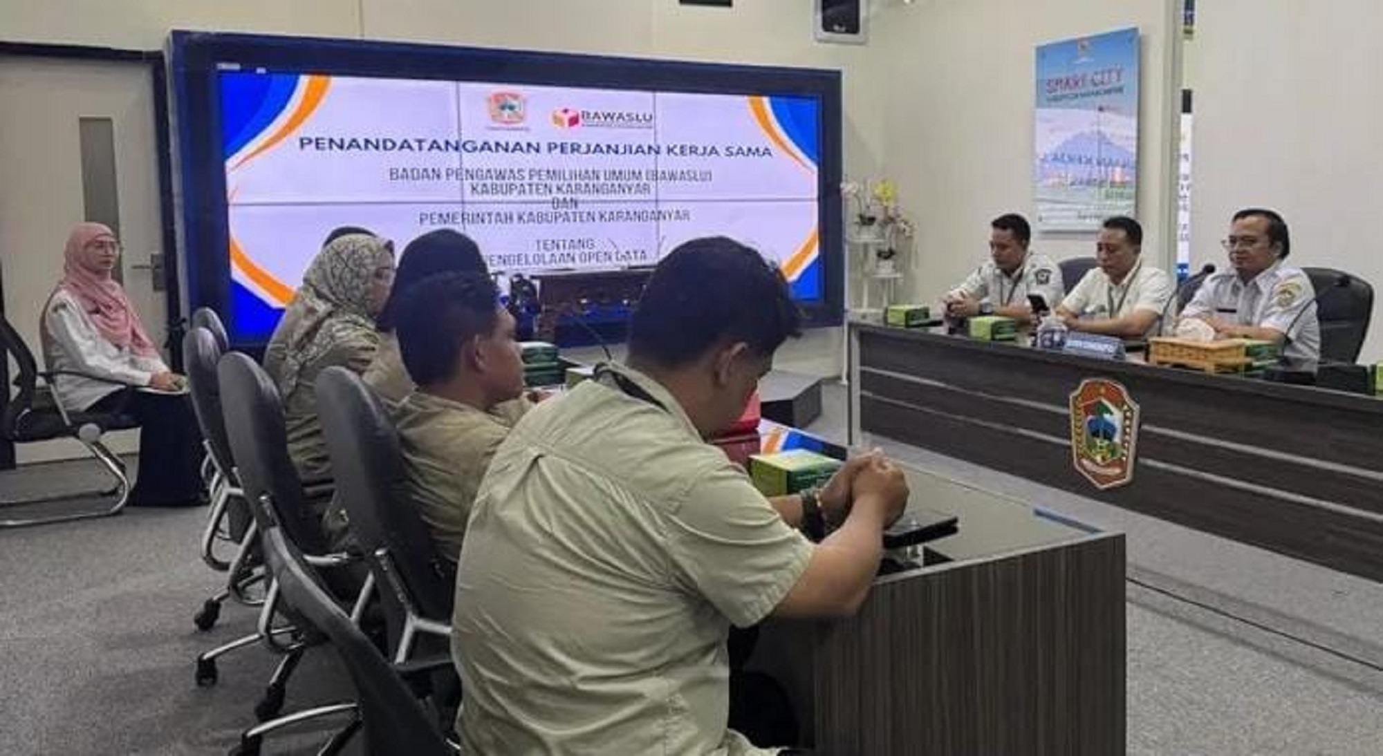 Diskominfo Karanganyar bersama Bawaslu Karanganyar membahas kerja sama pengelolaan data. (Rudi Hartono/Radar Solo)