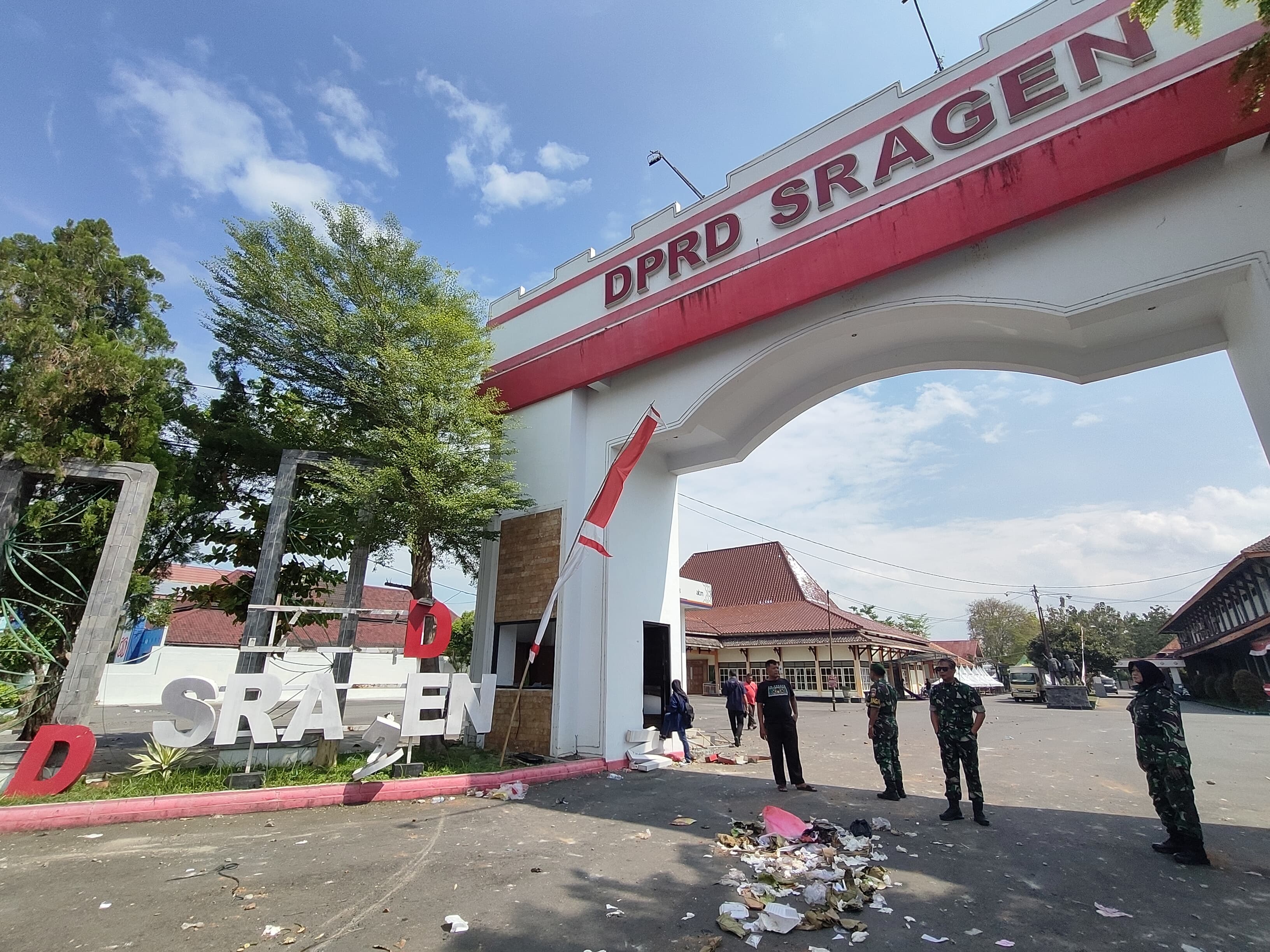 Pintu masuk kantor DPRD Sragen usah dirusak massa pada Sabtu (30/8/2025) lalu dijaga aparat TNI. (Ahmad Khairudin/Radar Solo)